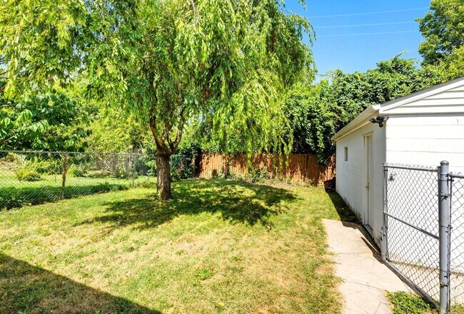 Foto del edificio - 3938 Halsey Pl