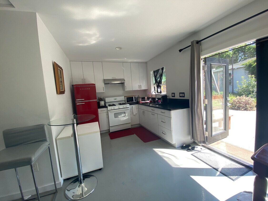 Foto principal - 3045 Edgehill Dr