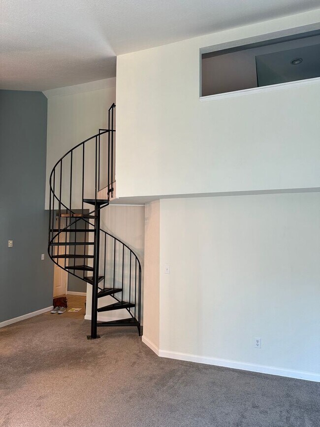 Building Photo - Colonial Square Top Floor Condo for Rent
