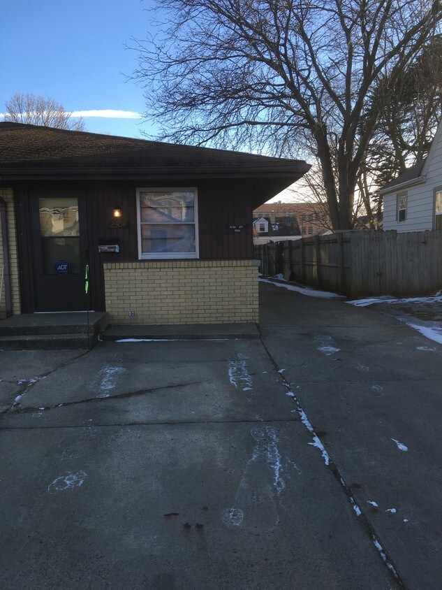 2506 Lawndale Ave, Rockford, IL 61101 Apartments in Rockford, IL