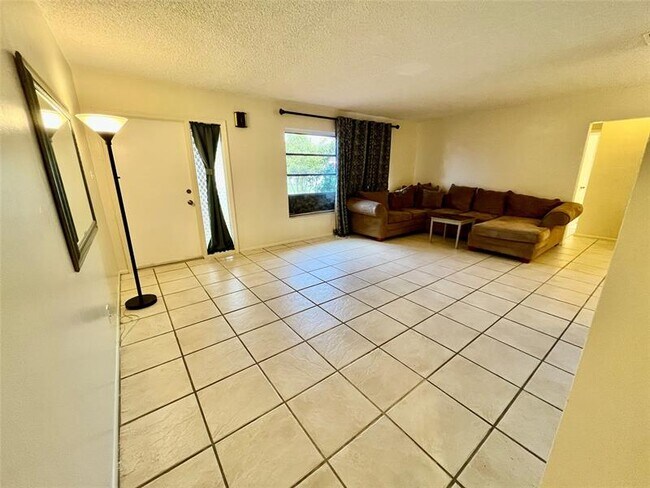 Foto del edificio - 6105 NW 73rd Ave