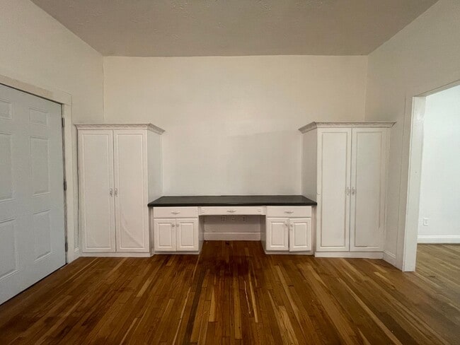 Building Photo - Recently Remodeled 1 Bedroom 1 Bathroom Bu...