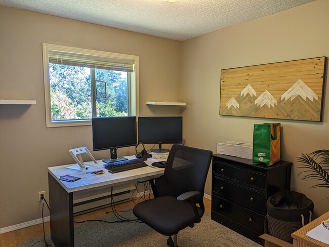 Building Photo - 1006 Highrock Av