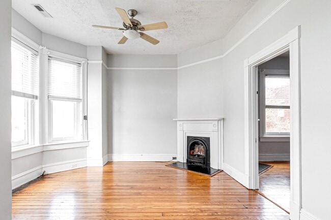 Building Photo - 305 N Vine St