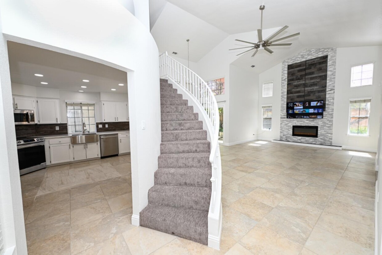 Foto principal - 645 E Champlain Dr