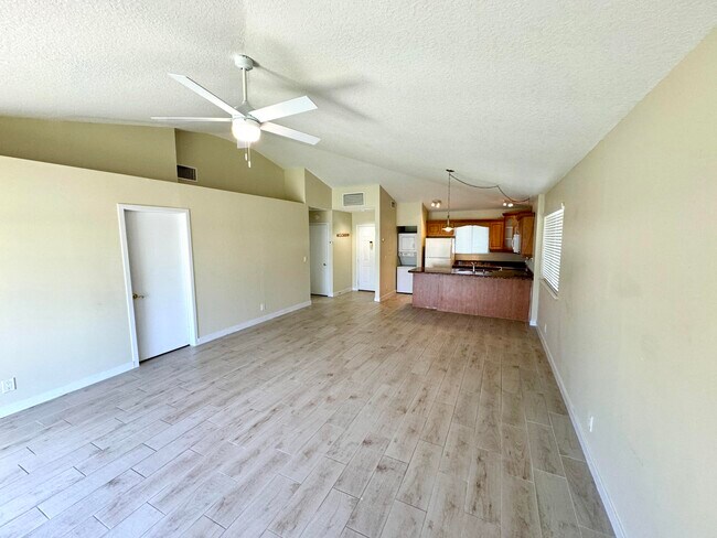 Building Photo - 705 Club Dr