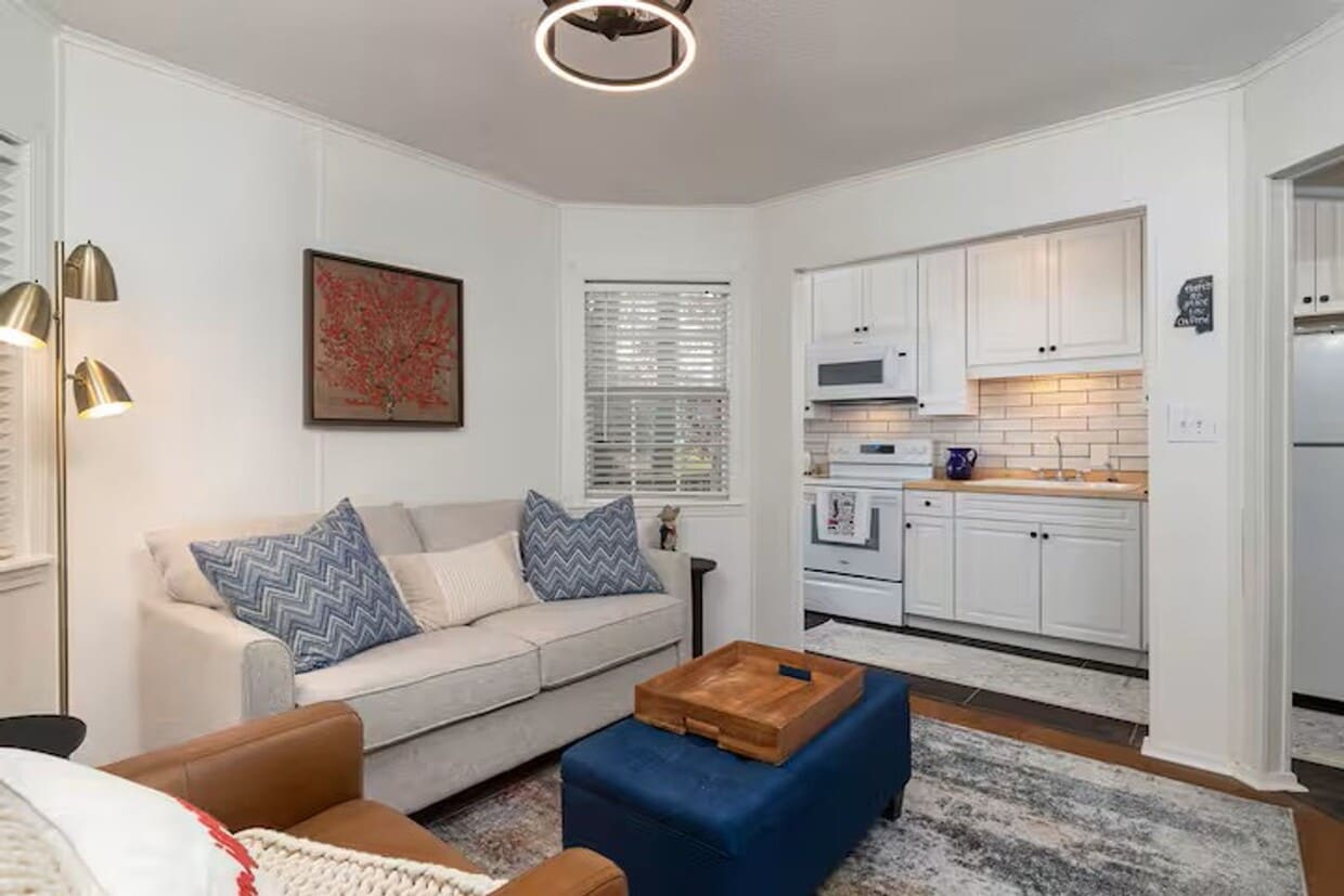 Foto principal - Fully Furnished 1-Bedroom Condo – Steps fr...