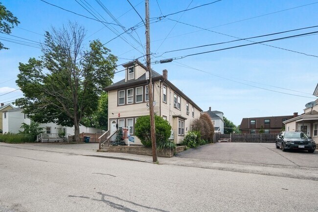 Building Photo - 142 S Walnut St