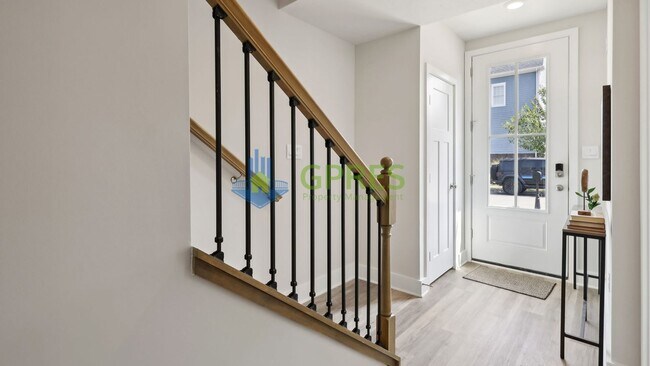Foto del edificio - Upscale 3BR Townhome with Study, 2-Car Garage & Modern Finishes in McCandless Square