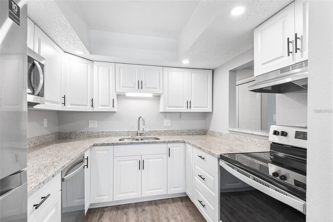 Building Photo - ST PETE APARTMENT FOR RENT!!