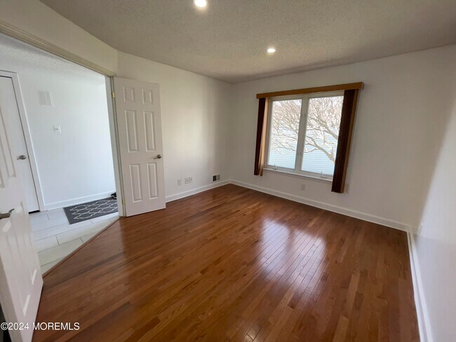 Building Photo - 72 Greenwood Dr