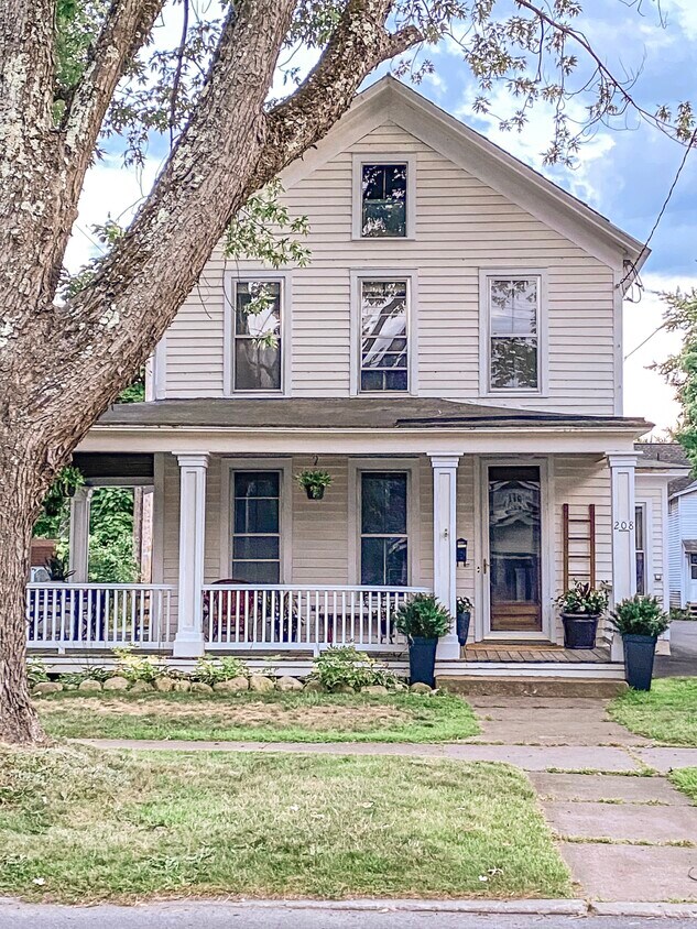 Primary Photo - 208 Lake Ave