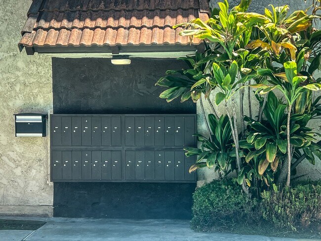 Foto del edificio - 5045 Woodman Ave