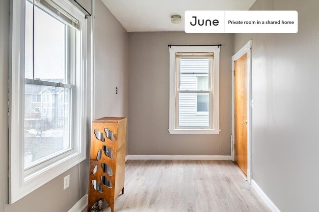 Building Photo - Room in Shared 5 bed/1 bath home