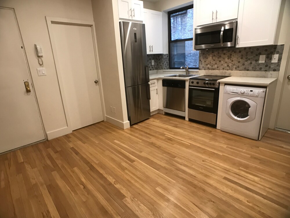 Primary Photo - 332 E 18th St