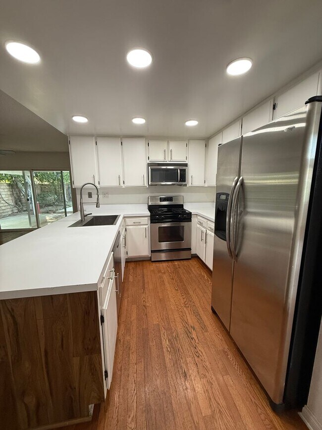 Foto del edificio - Single story 3 bed, 2 bath pool home