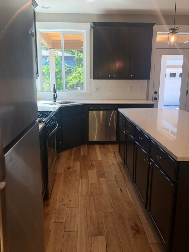 Foto del edificio - Beautiful New Home with Garage and Yard! A...