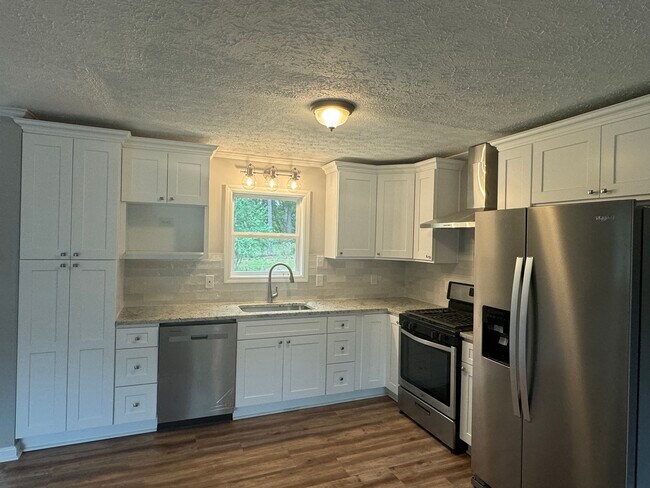 Beautiful new kitchen with granite countertops - 150 Ridgewood Dr