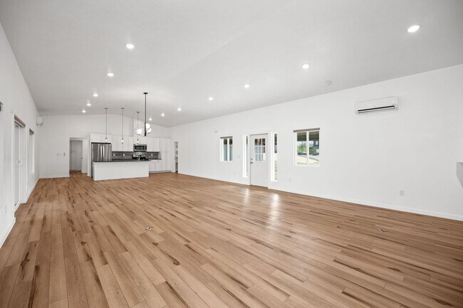 Building Photo - BEAUTIFUL Spacious Modern Grandview Single Level Home!