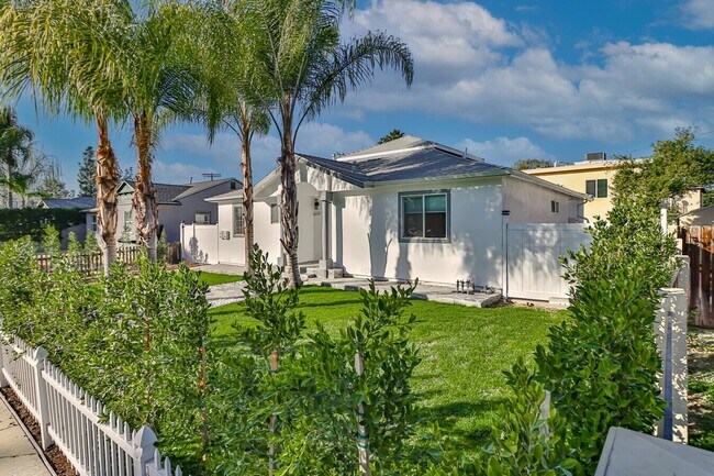 Foto del edificio - Modern 3-Bed/3-Bath Townhome