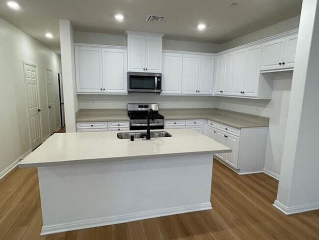 Foto del edificio - Newer Condo Over 2000 sq feet in Ontario