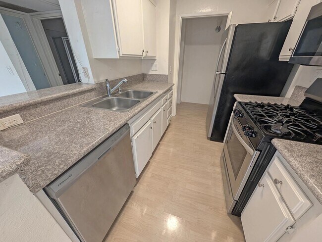 Foto del edificio - 4303 Cedros Ave