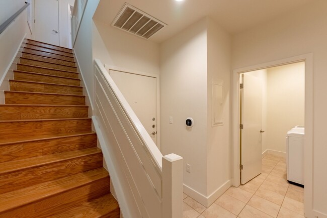 Building Photo - Beautiful South Lamar 2 bed 2 bath Condo!