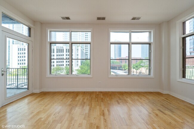 Foto del edificio - 330 N Clinton St