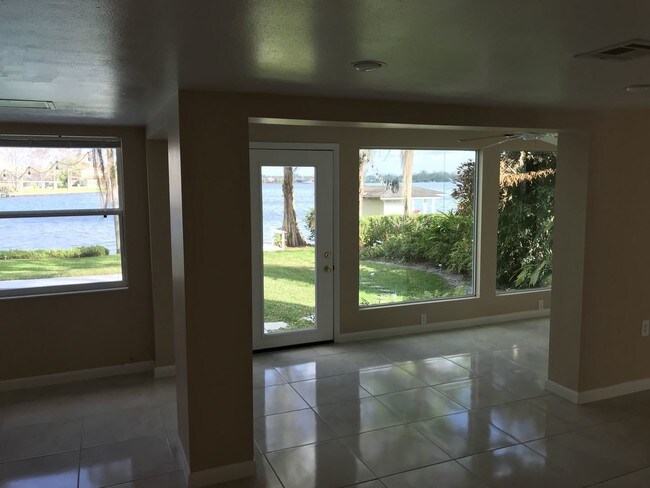 Building Photo - 2072 Lake Dr