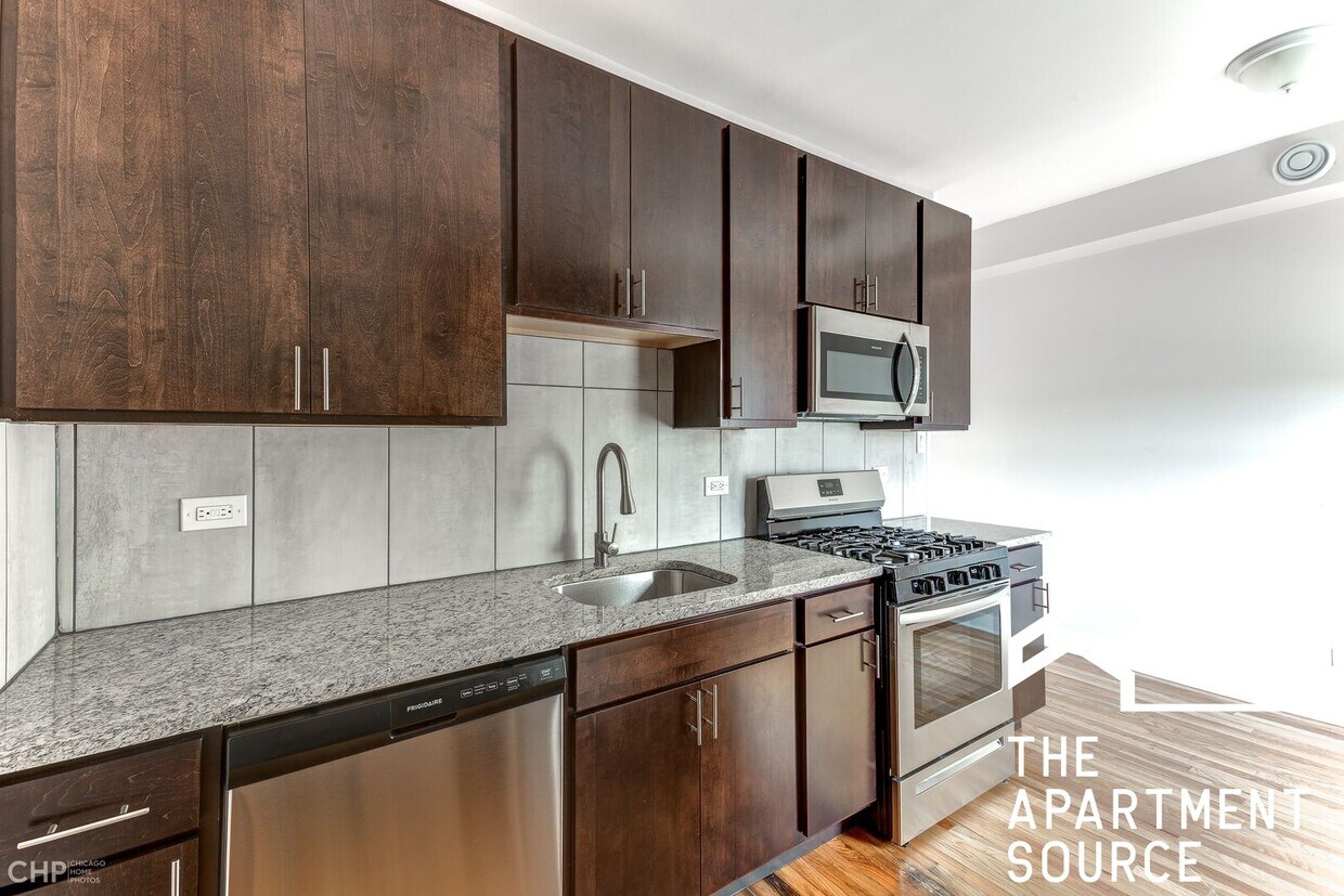 Foto principal - 3356 W Montrose Ave