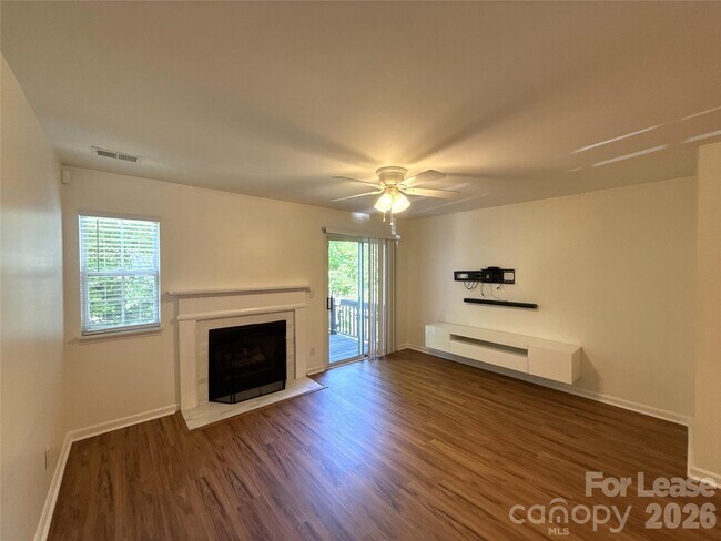 Foto del edificio - 639 Mountainwater Dr