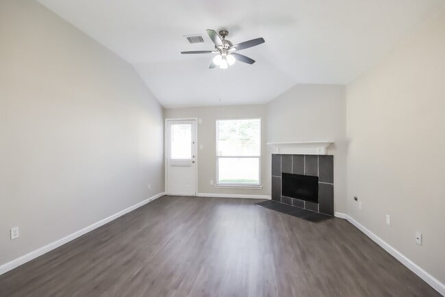 Foto del edificio - 1615 Trail Oaks Ct