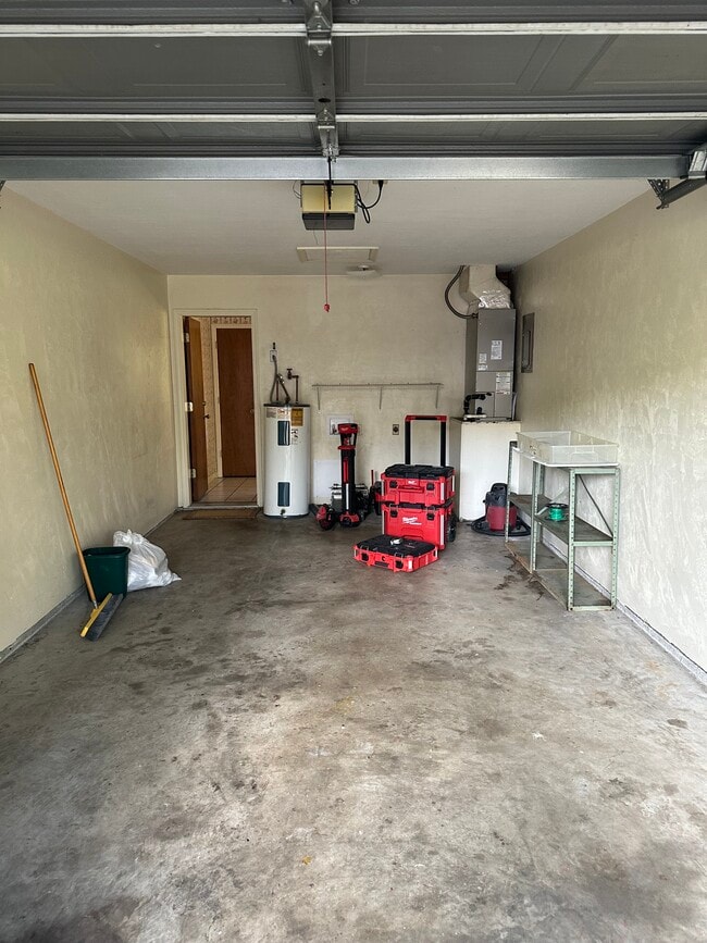 Building Photo - 2715 SE Country Club Rd