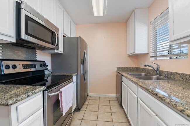 Building Photo - 9210 Kenwood Dr