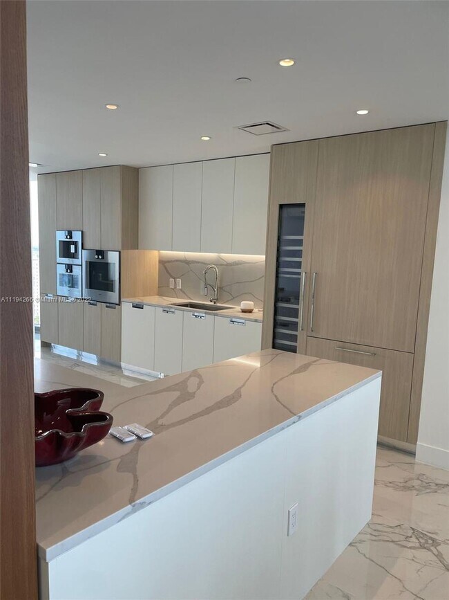 Building Photo - 15701 Collins Ave