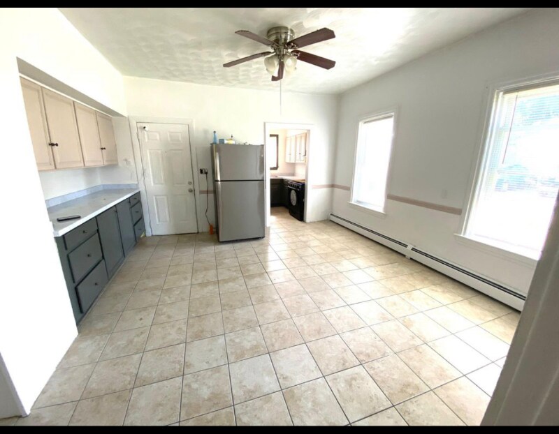 80 Warren Ave Unit Apt 1, Pawtucket, RI 02860 Room for Rent in