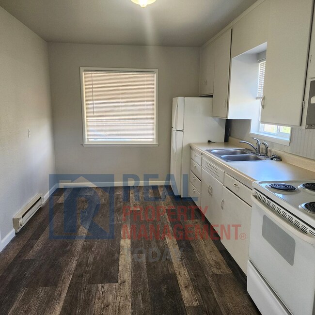 Building Photo - Great 1 Bedroom Duplex!