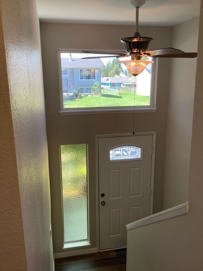 Building Photo - 3 BED 2.5 BATH WITH BONUS ROOM - EAST BREM...