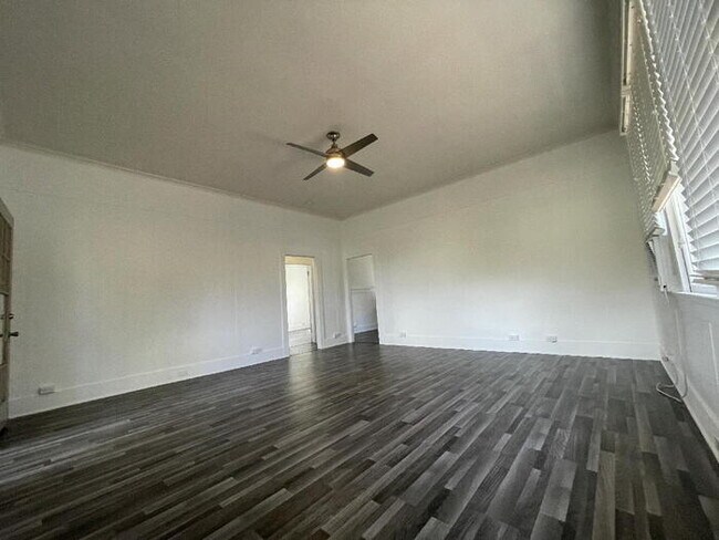 Foto del edificio - To register for the showing time below, no...