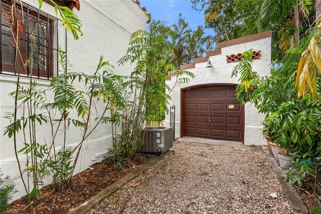 Building Photo - 2714 Alhambra Cir