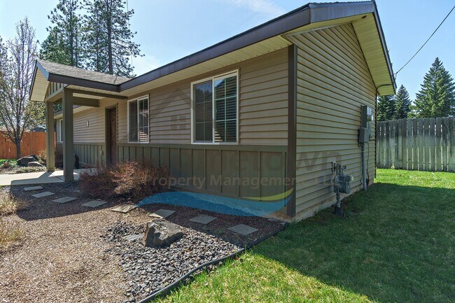 Foto del edificio - 2 Bedroom 1 Bath Home with Off-Street Parking Available in Coeur d'Alene!