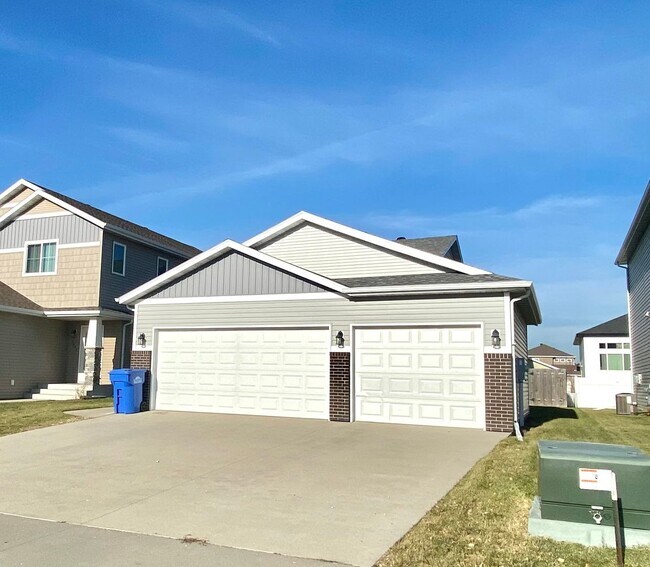 Foto del edificio - Spacious 4 bed Single Family Home - PRICE ...