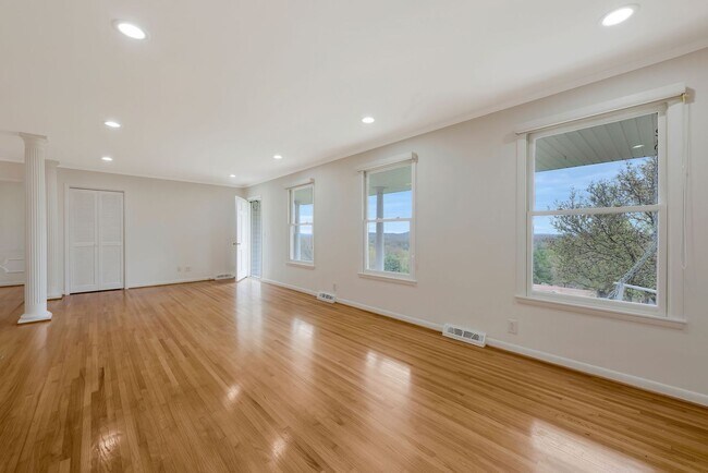 Foto del edificio - Awesome 3BE/2BA ranch style home in the We...