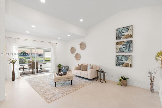 Foto del edificio - 15465 Lake Magnolia Pl