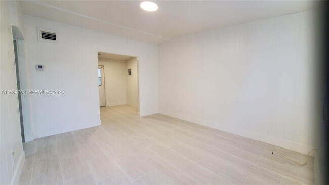 Foto del edificio - 841 NW 12th Ave