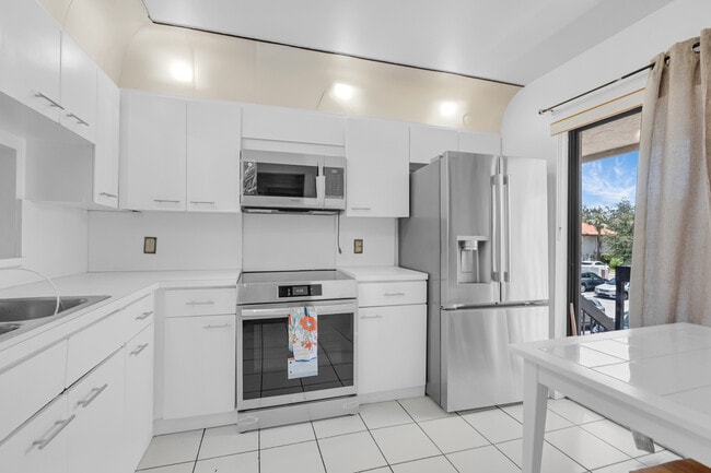 Kitchen with Sliders - 300 E Club Cir