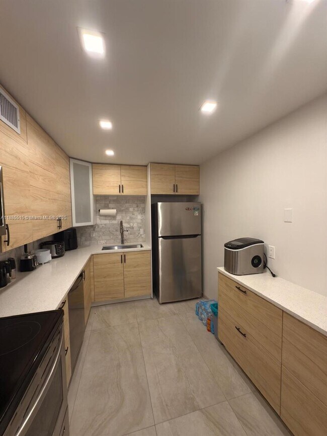 Foto del edificio - 3113 S Ocean Dr