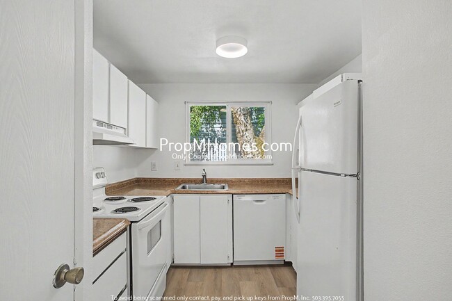 Building Photo - Updated Two Bedroom Duplex in Sellwood - Garage Included!