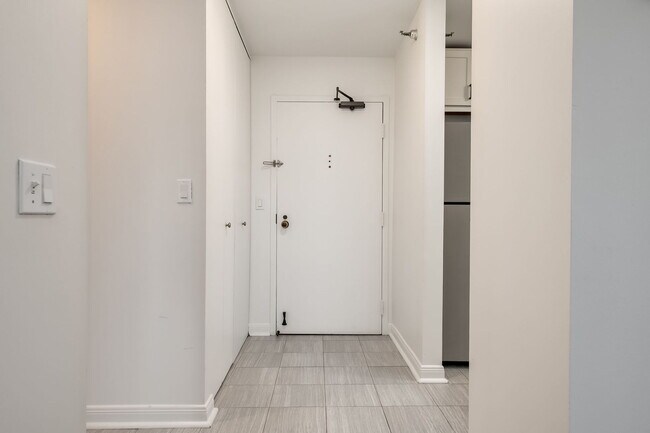 Building Photo - 1212 N La Salle Dr