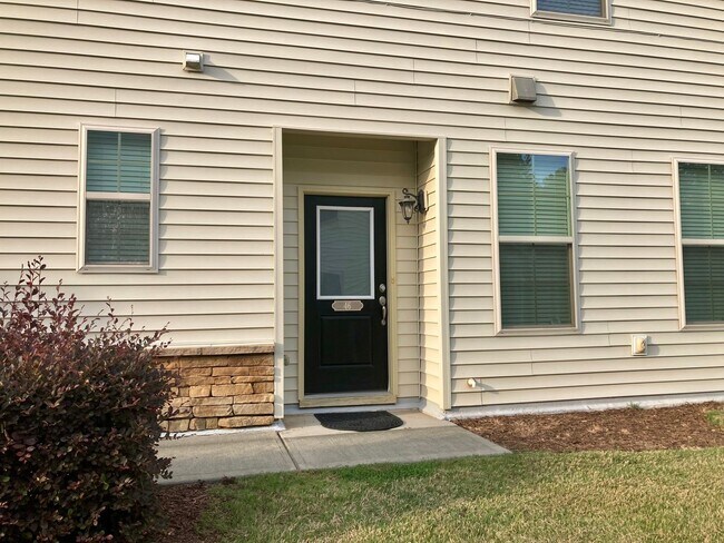 Building Photo - Beautiful 3 Bedroom, 2.5 bath with 2 Car G...